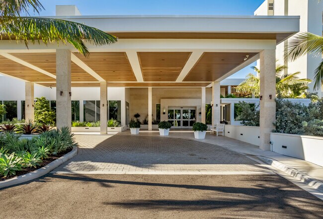225 Sands Point Rd in Longboat Key, FL - Building Photo - Building Photo