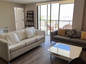 1800 Collins Ave in Miami Beach, FL - Building Photo