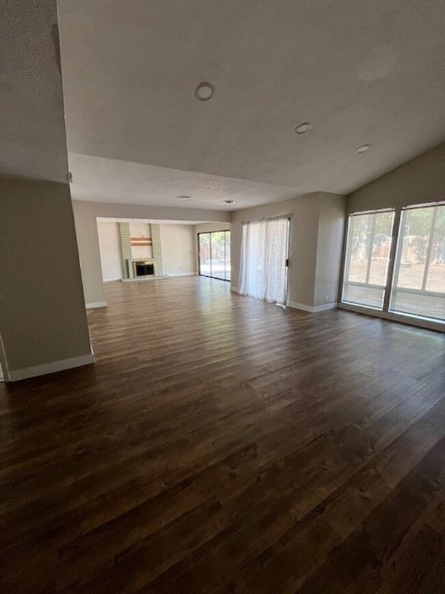 7009 Ranch House Rd in Bakersfield, CA - Foto de edificio - Building Photo