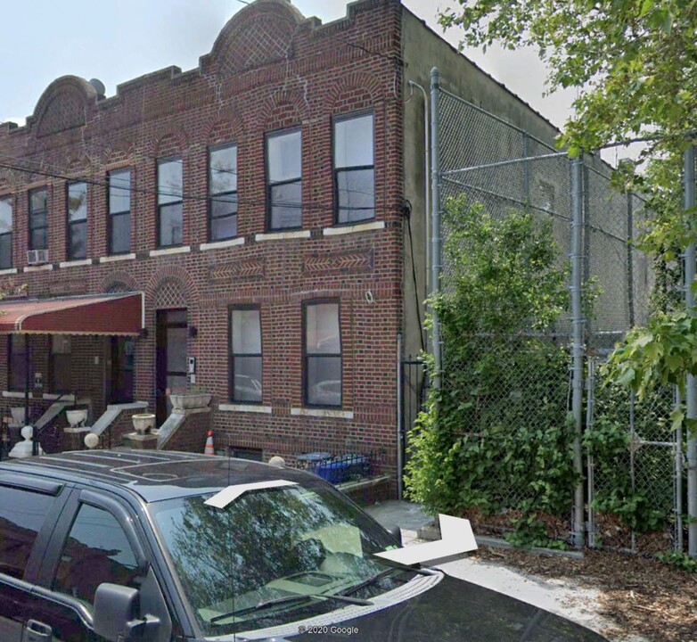 438 Herzl St in Brooklyn, NY - Building Photo