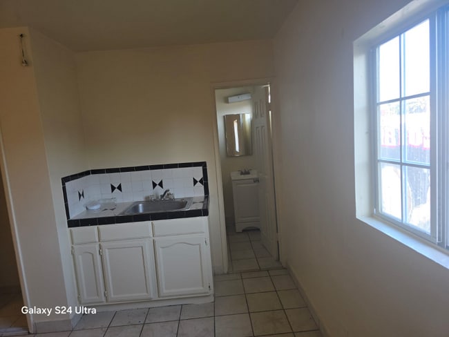 3711 S Western Ave in Los Angeles, CA - Building Photo - Building Photo