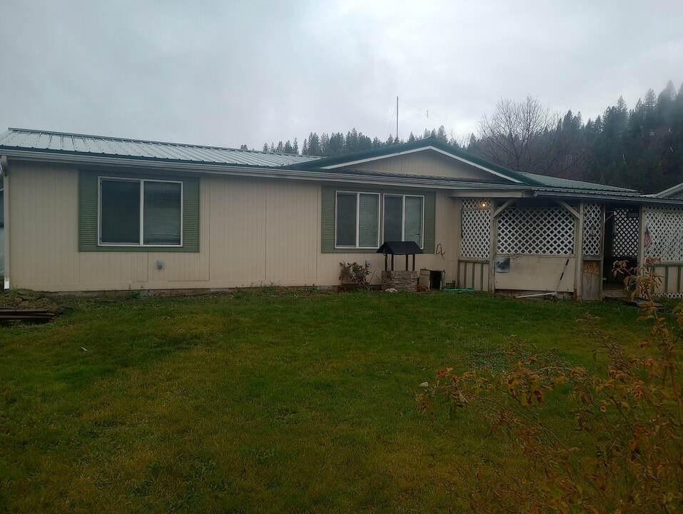 507 Wyoming St in Pinehurst, ID - Building Photo