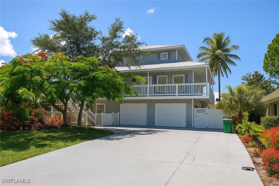 2662 Riverview Dr in Naples, FL - Building Photo