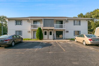 Center Court Apartments in Lowell, MI - Building Photo - Interior Photo