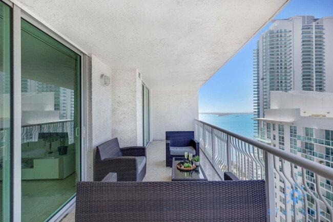 1200 Brickell Bay Dr in Miami, FL - Building Photo - Building Photo