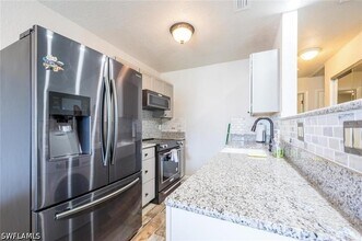 4625 Bayshore Dr in Naples, FL - Building Photo - Building Photo