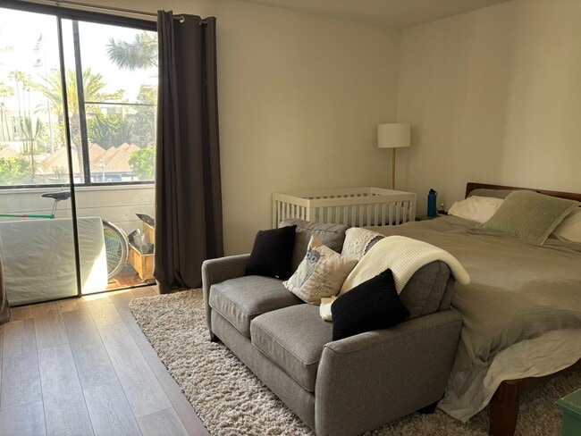 310 Tahiti Way, Unit 204 in Marina Del Rey, CA - Foto de edificio - Building Photo