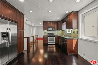 1665 N Beverly Glen Blvd in Los Angeles, CA - Building Photo - Building Photo