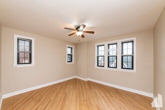 894 Green Bay Rd, Unit 894B-04 in Winnetka, IL - Building Photo - Building Photo