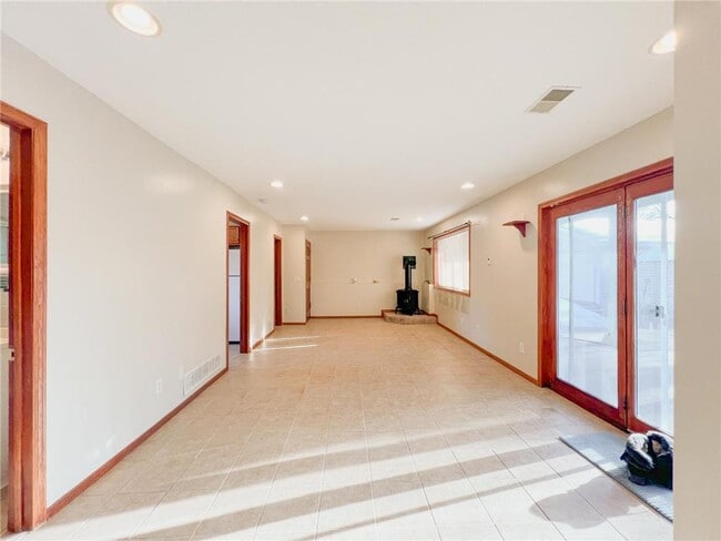 11331 W River Rd in Champlin, MN - Foto de edificio - Building Photo