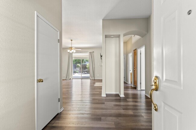 10621 Tivoli Ct in Bakersfield, CA - Building Photo - Building Photo