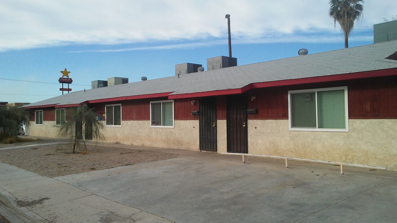 R M Apartments in Blythe, CA - Building Photo