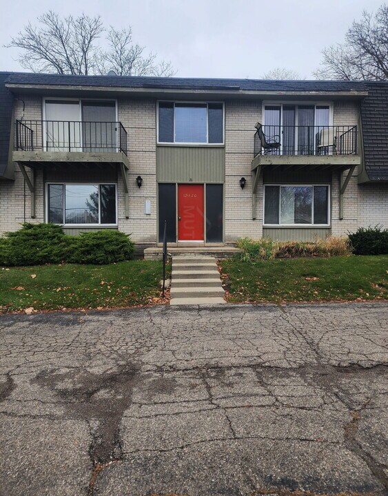 19820 W 12 Mile Rd in Southfield, MI - Building Photo