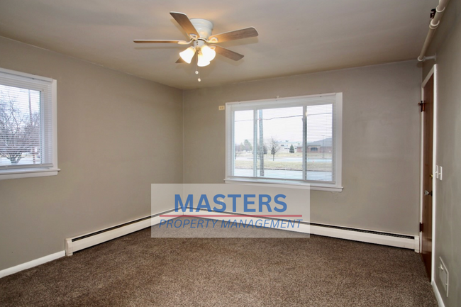 2055 Tremainsville Rd in Toledo, OH - Building Photo - Building Photo