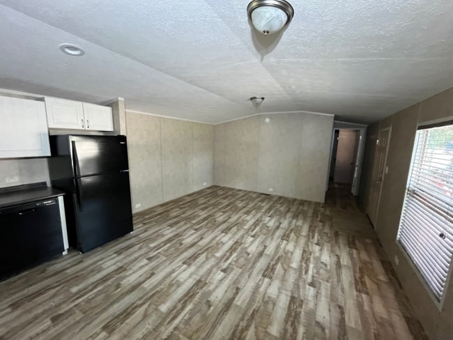 291 Private Rd 6420 in Palestine, TX - Building Photo - Building Photo