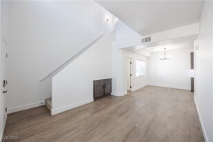 540 W Horizon Ridge Pkwy in Henderson, NV - Building Photo