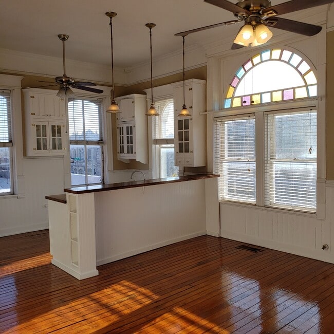 208 N Main St, Unit 201 in Taylor, TX - Building Photo - Building Photo