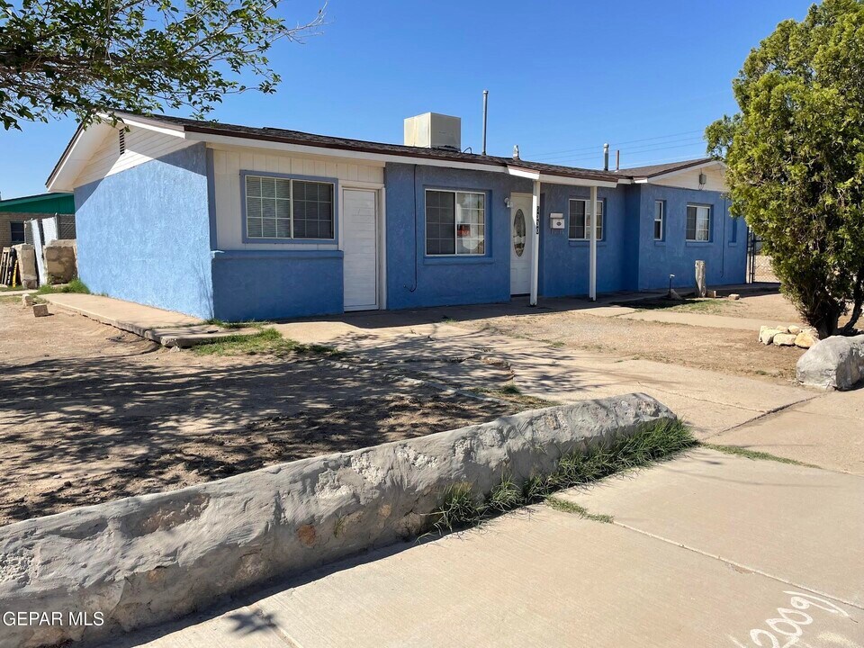 5330 Delta Dr in El Paso, TX - Building Photo