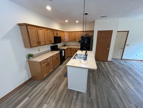 1522 Williamsburg Pl in Troy, OH - Foto de edificio - Building Photo