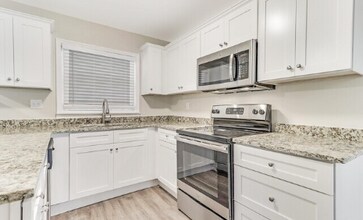 245 Bromack Dr SE in Atlanta, GA - Building Photo - Building Photo