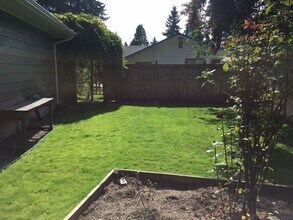 10418 NE 143rd St in Kirkland, WA - Building Photo - Building Photo