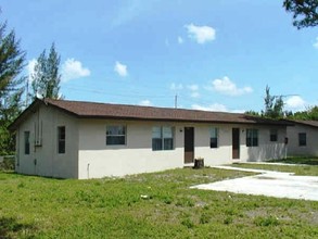 4550-4572 Gulfstream Rd in Lake Worth, FL - Building Photo - Building Photo