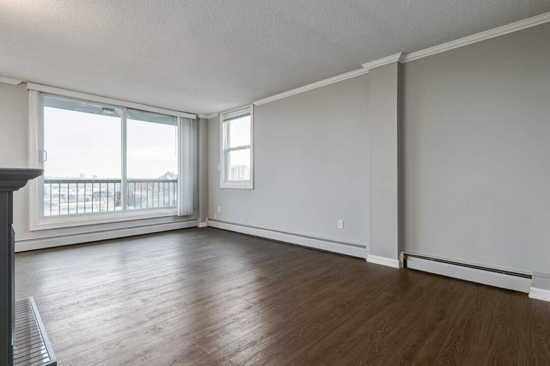 Uplands Manor in Calgary, AB - Building Photo