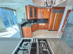 2857 Paradise Rd in Las Vegas, NV - Foto de edificio - Building Photo