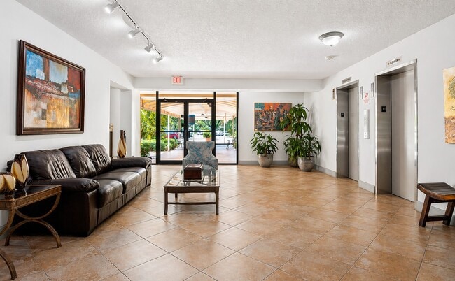 3900 Oaks Clubhouse Dr, Unit King unit rarely available, BIG! in Pompano Beach, FL - Foto de edificio - Building Photo