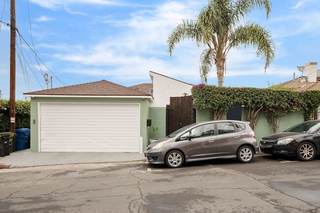 2065 Ivar Ave, Unit 2065 in Los Angeles, CA - Foto de edificio - Building Photo