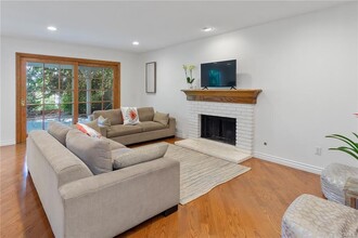 23228 W Vail Dr in Los Angeles, CA - Foto de edificio - Building Photo