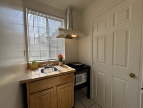 1170 W 37th St in Los Angeles, CA - Building Photo - Building Photo