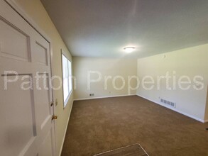 2025 Apple Valley Rd in Columbia, SC - Foto de edificio - Building Photo