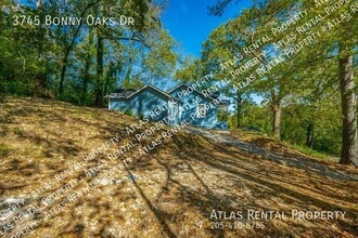 3745 Bonny Oaks Dr in Chattanooga, TN - Foto de edificio - Building Photo