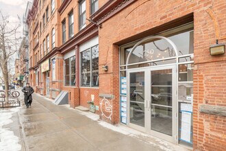 740 Grand St in Brooklyn, NY - Foto de edificio - Building Photo