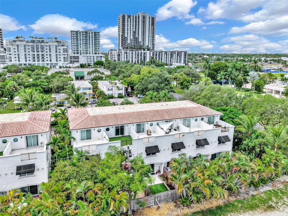 742 NE 7th Ave in Fort Lauderdale, FL - Building Photo