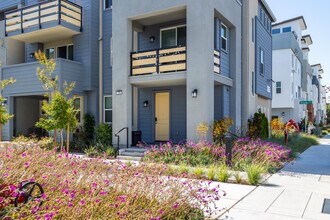 One Lawrence Station in Santa Clara, CA - Foto de edificio - Building Photo
