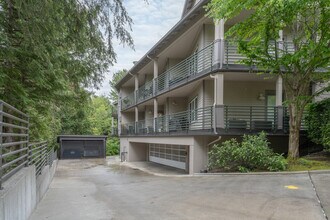 The Monseratt in Mercer Island, WA - Building Photo - Building Photo