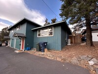 928 NW Portland Ave in Bend, OR - Foto de edificio - Building Photo