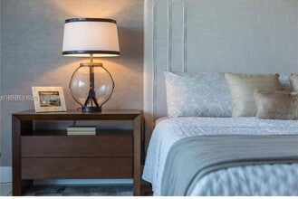 9261 E Bay Harbor Dr in Bay Harbor Islands, FL - Foto de edificio - Building Photo