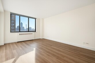 1735 York Ave in New York, NY - Foto de edificio - Building Photo