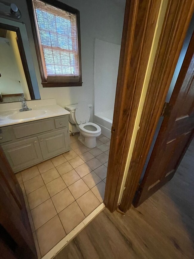 property at 905 N Main St