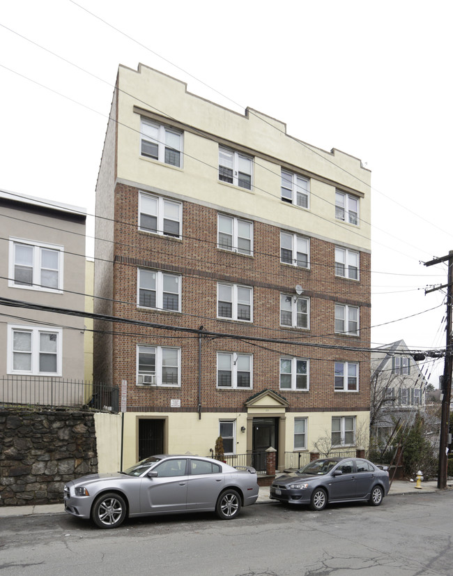 55 Beechwood Ave in New Rochelle, NY - Foto de edificio - Building Photo