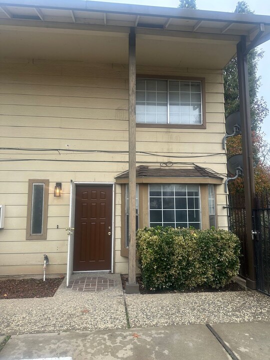 1943 Shadowbrook Dr in Merced, CA - Foto de edificio