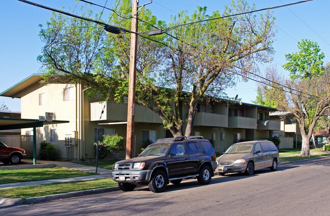 Tower Court Apartments in Fresno, CA - Building Photo - Building Photo