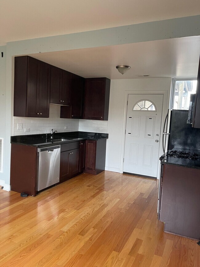 1640 W Pratt Blvd, Unit TWO BEDS in Chicago, IL - Building Photo - Building Photo