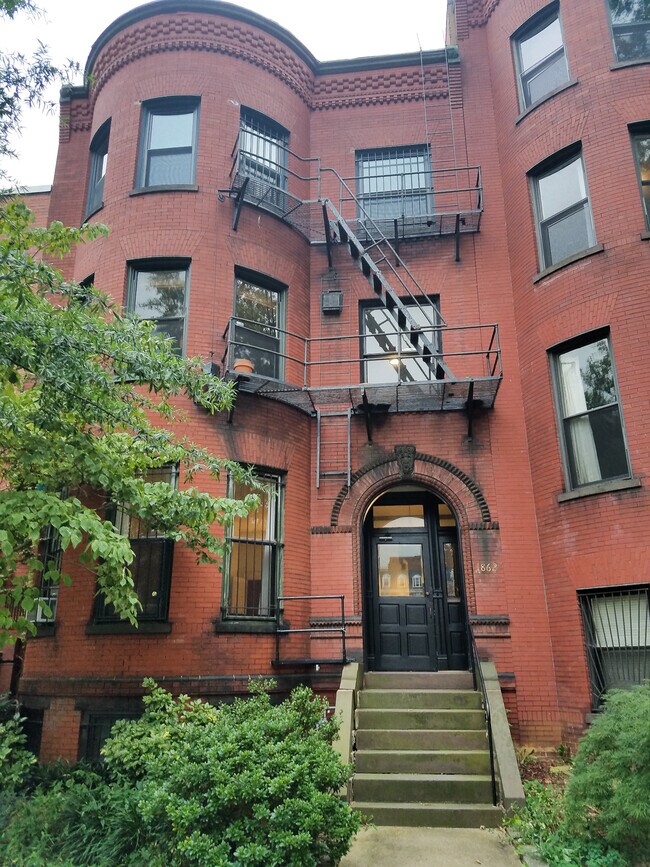 1862 Wyoming Ave NW, Unit # 2 in Washington, DC - Foto de edificio - Building Photo