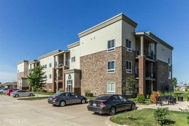 Jordan Creek Condos in West Des Moines, IA - Building Photo