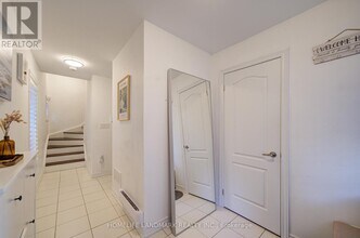 2435 Greenwich Dr in Oakville, ON - Building Photo - Building Photo