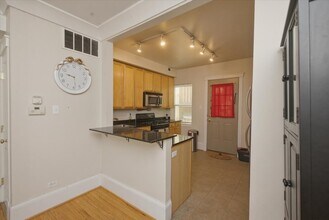 1849 W Greenleaf Ave, Unit 2N in Chicago, IL - Building Photo - Building Photo